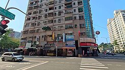 高雄榮總熱鬧黃金店住