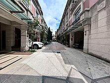潭子區。大地坪。輕屋齡。雙車臨路別墅