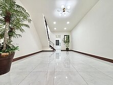 崇德商圈.全新整理.臨路8米透店