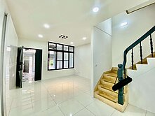 市民大道旁臨路透天別墅~一樓有孝親房