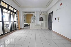 蔡佳宸★近羅東國中第二行政中心四房平面車位華廈~