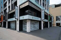 享京城｜凹子底捷運三角窗雙店面雙平面車位