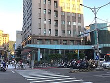 捷運旁超級角窗~面寬近20米廣招醒目租中