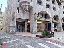 亞灣區三多商圈百坪金店面+雙平車