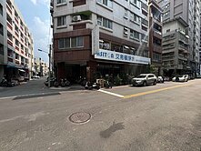我是承辦📣一中商圈角間店面送地下室