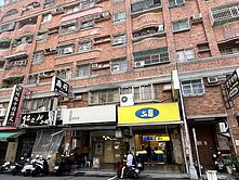 衛武營大明路上熱鬧金店面