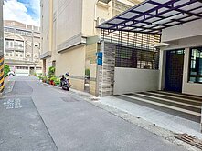 餐旅大學邊間車庫透天