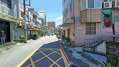 中原商圈體育園區地:43坪/面寬前院車庫透天