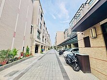 中科。沙鹿。超大面寬雙車社區庭院8年美墅