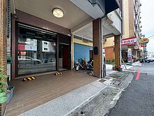 近衛武營三多商圈輕軌站✨正路上翻新店面透天