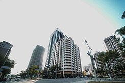 獨賣專約【美妍舍】高鐵商圈稀有陽台面公園三房車位