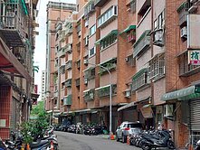近市政府有地下室的一樓住店,門口可停車大室內大地坪
