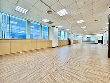 有影片《近先嗇宮捷運》光復路上標準廠辦大樓有卸貨區