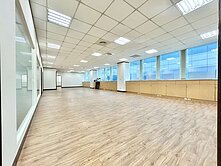 有影片《近先嗇宮捷運》光復路上標準廠辦大樓有卸貨區