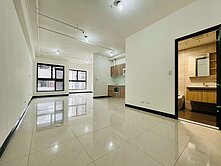 河堤世界地上權高樓邊間雙衛開窗2+1房平車