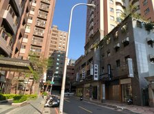 大墩大業商圈❤️一樓大空間店面邊間餐面採光平面車位
