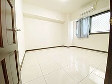 近內壢交流道、家樂福、麥當勞三房車