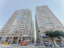  龍華國小+輕軌站+公園 | 正在翻新三房