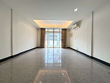 忠明路臨路電梯透店