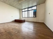 龍山國小旁臨路前院停車大透天