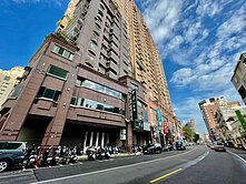 五福商圈#大面寬之旗艦角窗醒目金店霸