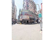 建工商圈稀有黃金三角窗店面1+夾+2F