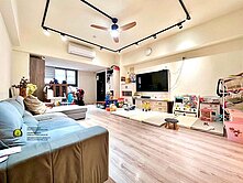 兒童公園百萬裝潢四房平車~主+附42坪近一中商圈~