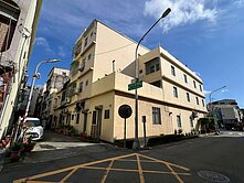 專員小江在五甲商圈南華路上大地坪透天店住