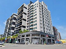  ~多城國際亞大樓~頂新特區溫馨二房+平車