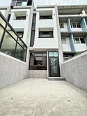 獨家和美市區面公園臨路全新別墅