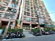 景觀冠軍光榮三房車 近三多國中 興仁夜市~~
