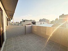 獨家銷售【西區全新完工｜邊間電梯別墅】臨路超稀有！
