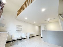 貞貞推薦》 中興商圈低總價挑高店面