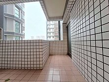 甜蜜家庭陽台進出溫馨大樓