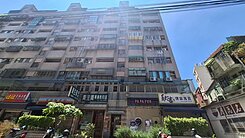 近中原大學金店面