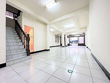 近楊梅交流道大地坪邊間店住