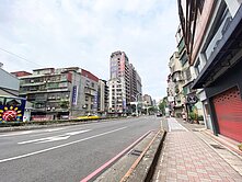 縣民大道正路旁透天厝