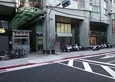 景平♥️秀朗橋捷運♥️挑高旺旺金店面♥️綾萱
