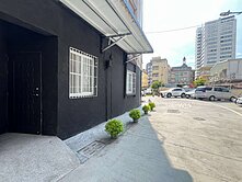 高雄火車站*三角窗大面寬公寓1樓*全新整理門口停車