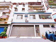 德賢商圈｜四房。可停車公寓一樓。面寬10米