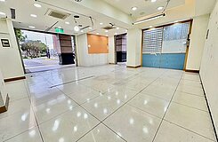 中壢夜市路口｜三角窗金店面｜人潮顯著