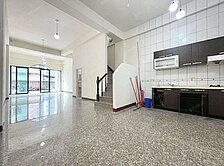 正中興商圈樂福旁，16年透天金店面，住店雙贏！