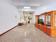 楠梓右昌~河堤首排臨路5大房傳統美車墅