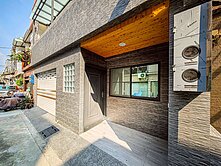鼎山家樂福｜大面寬８米｜翻新時尚車墅｜灣仔內輕軌站