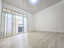 忠誠黃金公寓一樓門前車庫