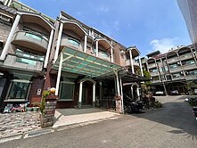 近香山交流道/全新整理/庭院透天美宅/可停車