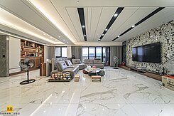 三鐵共構｜單價33萬｜3套房+1雅房 三車位