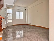 經國路一段角間稀有臨路大面寬電梯透天