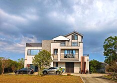 男主人為三位美女精心打造的豪華莊園割愛