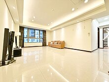 新光三越旁，百達富裔最猛超高樓神案，大四房 雙平車